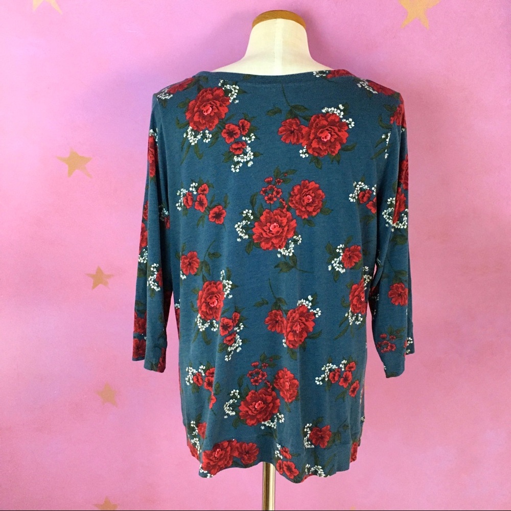 TORRID BLUE FLORAL V-NECK BANDED TEE 2 - Picture 4 of 10